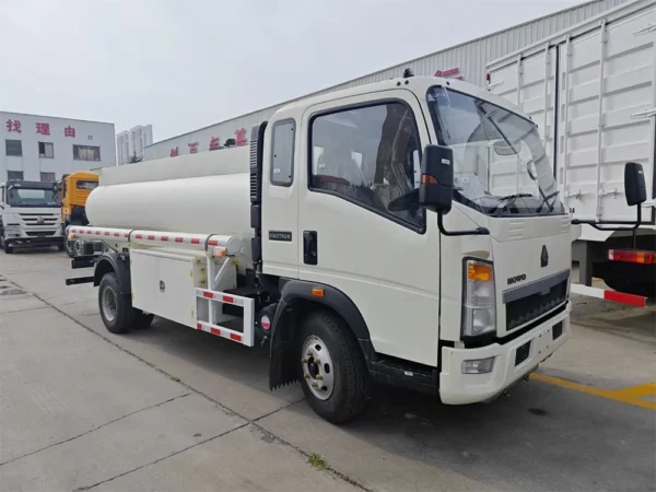 light oil pipe truck