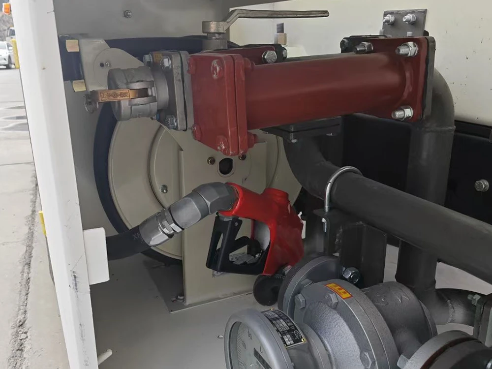 Howo light oil pipe truck