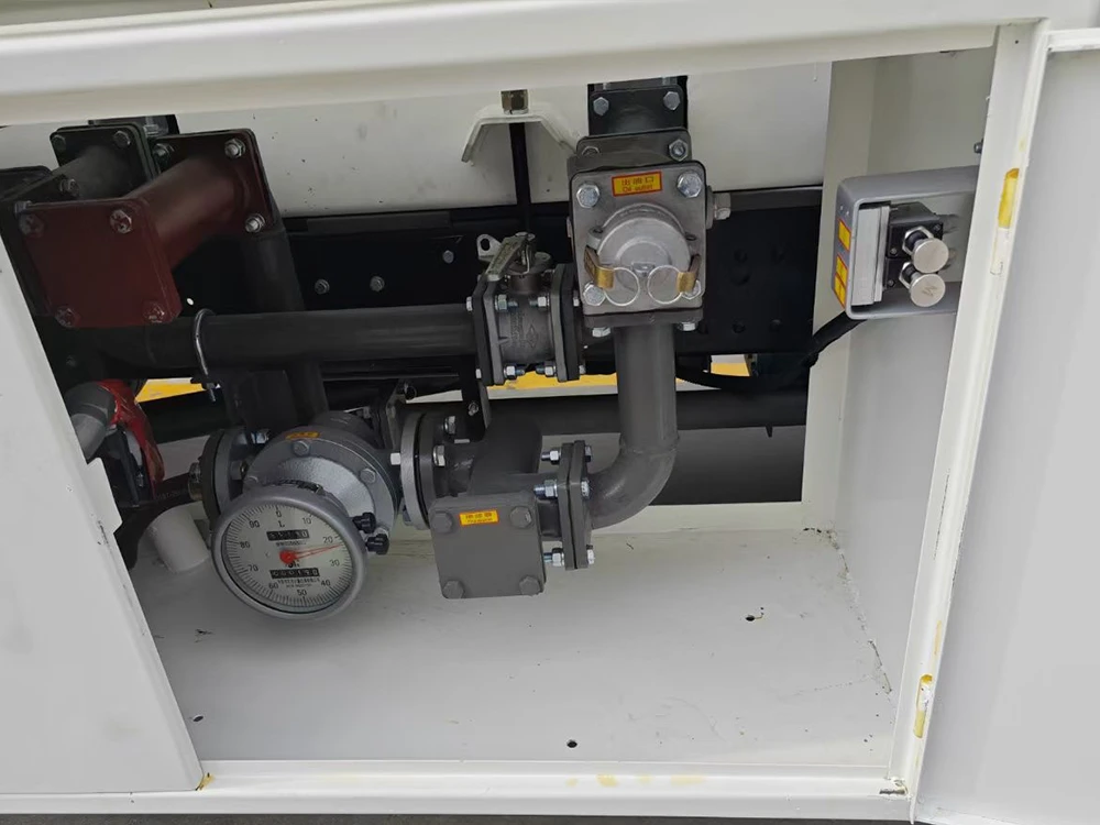 Howo light oil pipe truck