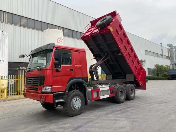 6×4-HOWO-371-Rojo - Rejilla de protección de faros - Camión volquete de elevación hidráulica montado en el centro-1