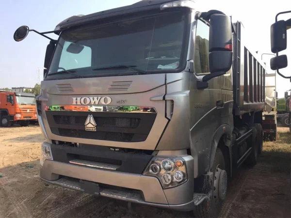 Camion-benne Howo T7H 6x4 en excellent état, véhicules à bas prix en stock, quantité limitée disponible.