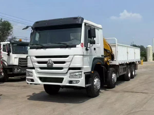 شاحنة نقل البضائع Howo 8x4 ذات الذراع القابل للطي من طراز XCMG حمولة 8 أطنان