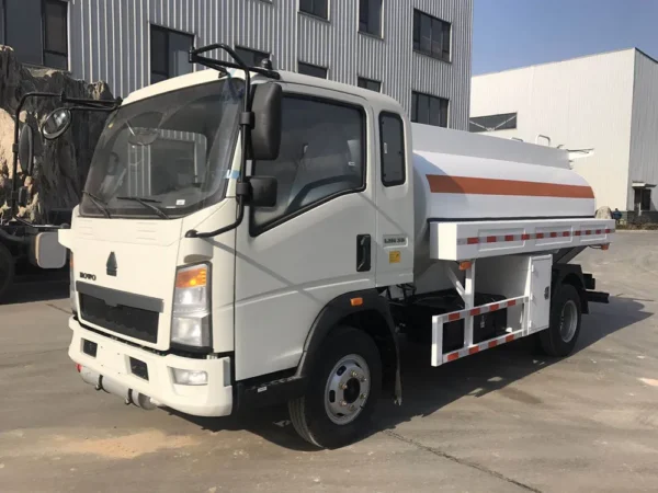 4×2-HOWO-White-Front Exhaust-Oil Tank Truck-1