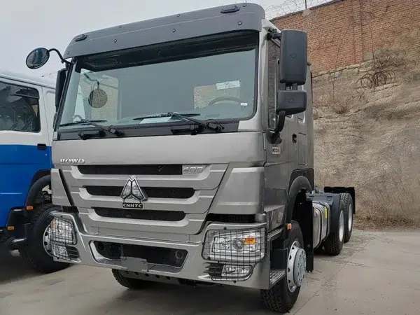 6×4 HOWO 400-horsepower gray headlight guard tractor