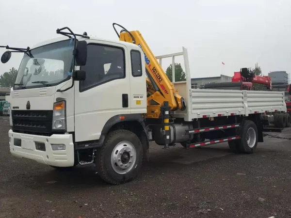 Sinotruk HOWO 4×2 truck with XCMG 3.2ton folding boom crane for sale