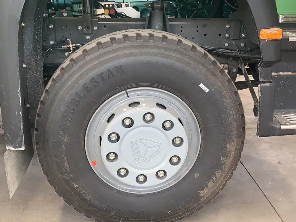 شاحنة خلط الخرسانة HOWO 6X4 بقوة 380 حصانًا