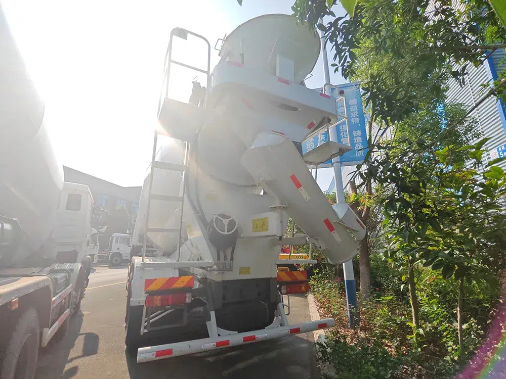 Camion malaxeur de béton Howo 4