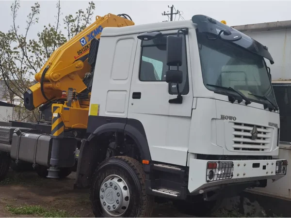 Grue sur camion à flèche articulée SINOTRUK HOWO XCMG 12 tonnes