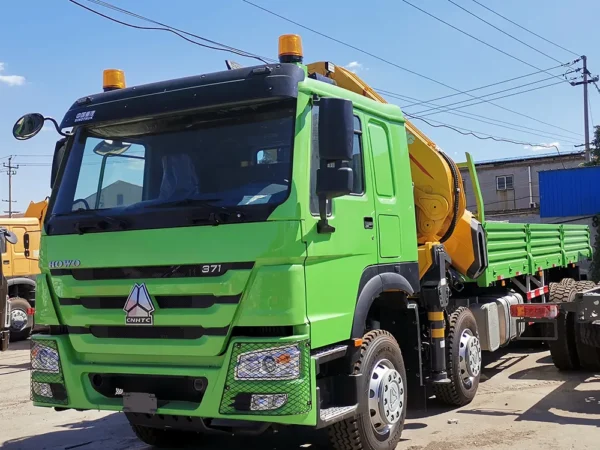 Grue à flèche articulée Sinotruk Howo à vendre, prix d'usine