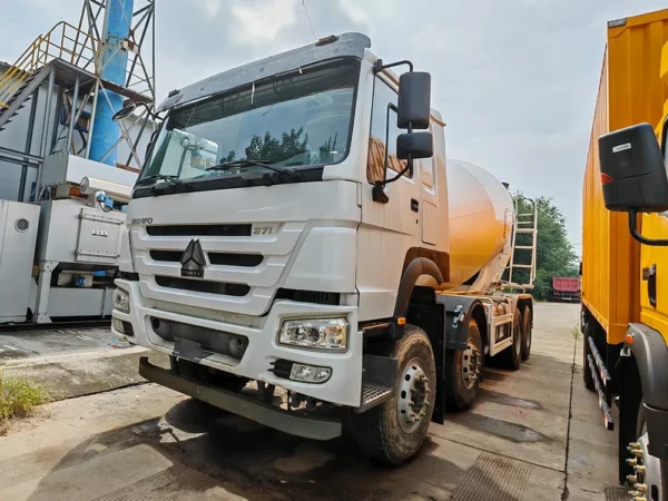 Caminhão betoneira Howo 8x4 371hp para venda